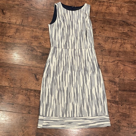 J. Crew Dresses & Skirts - EUC worn once J.Crew Classic Navy Cream Dress size 00